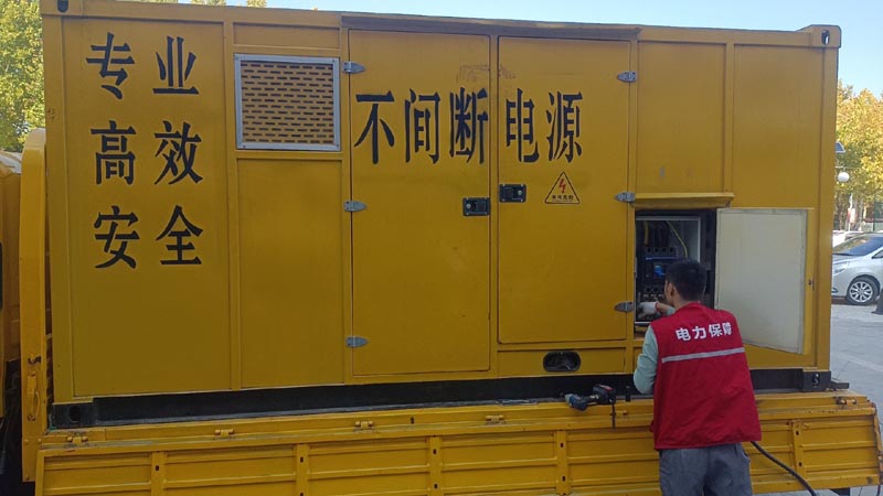 万宁柴油发电机组和UPS电源配合使用时，如何避免切换过程中的电力中断？